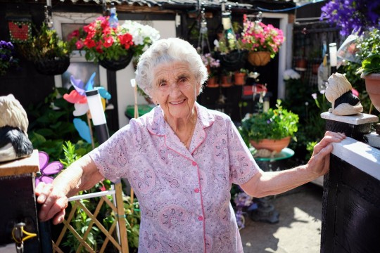 105-летняя Элси Олкок любит цветы, но сейчас за ними ухаживает её сын. Фото © Том Мэддик / SWNS.com