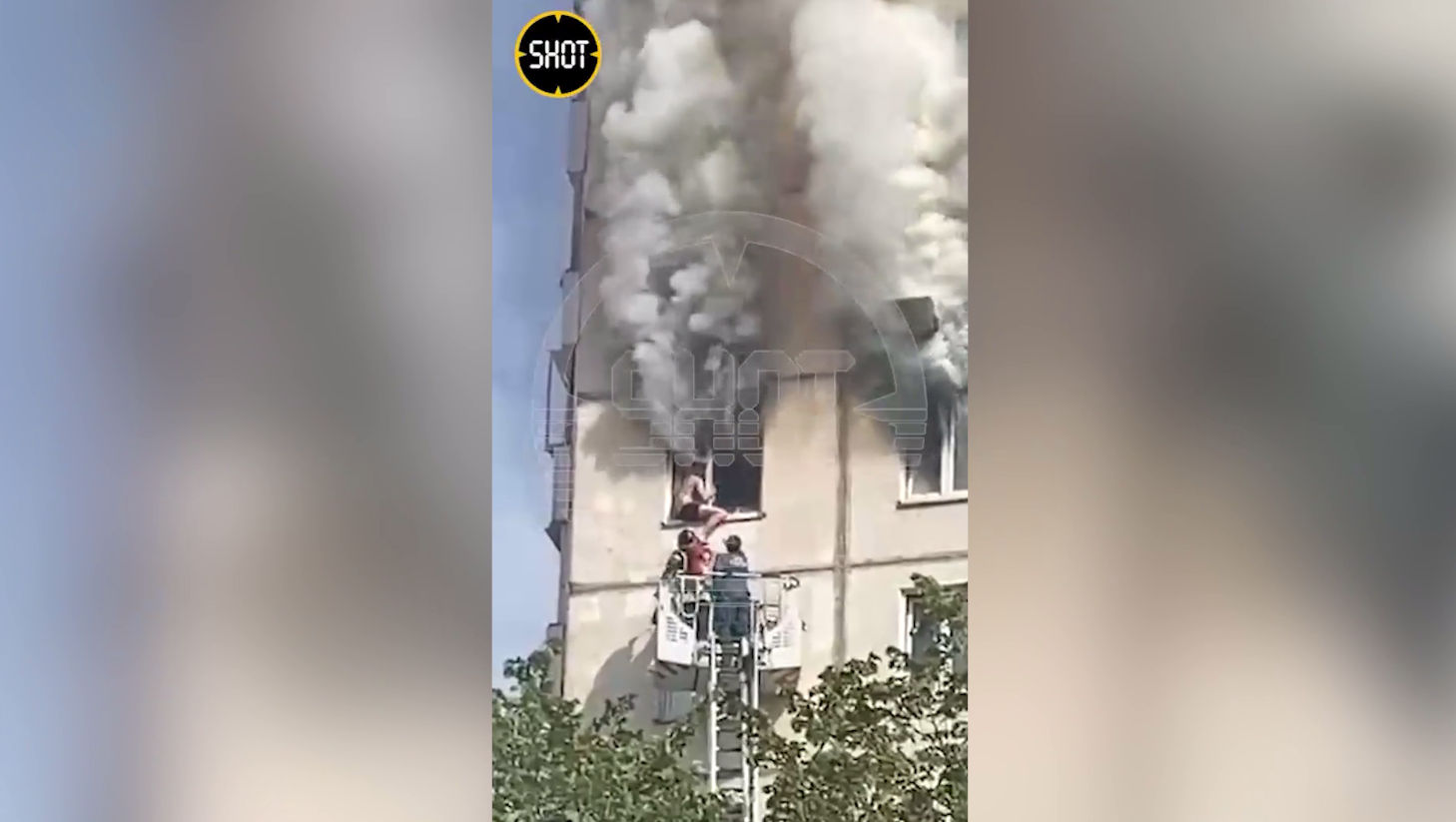 Лайф публикует видео героического спасения жильца из пожара в доме на севере Москвы
