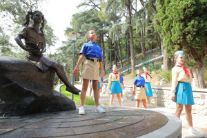 В "Артеке" открыли памятник Саманте Смит — американской девочке, растопившей лёд с СССР