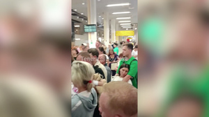 Более 400 российских туристов на сутки заперли в аэропорту после переноса рейса в Турцию