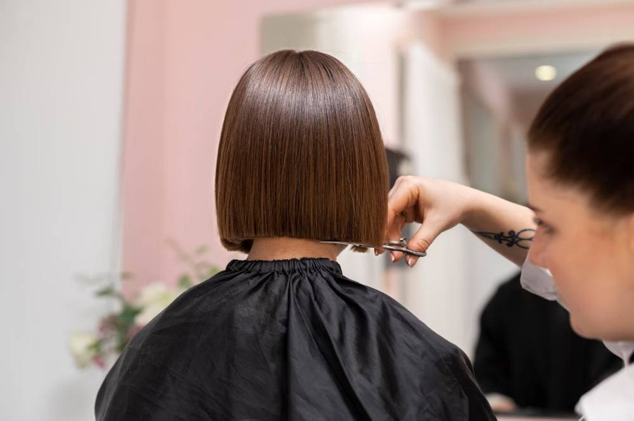Как надо стричься 50-летним женщинам, чтобы уберечь волосы от выпадения? Фото © Freepik