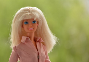 Психолог объяснила, нормально ли хранить свою куклу Барби, когда у самой уже дети и ипотека