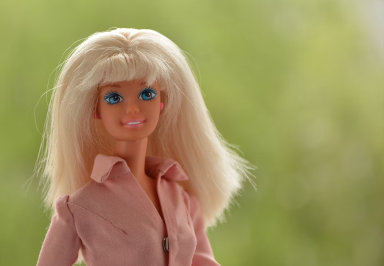 Интерес к куклам Барби у взрослого человека может быть признаком травмы. Фото © Elena Mishlanova / Unsplash 