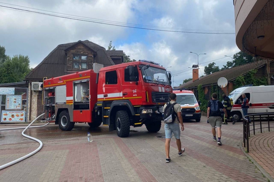 Экстренные службы на месте пожара в Киеве. Фото © ДСНС