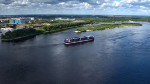 Сухогруз с щебнем сел на мель на Волге под Нижним Новгородом