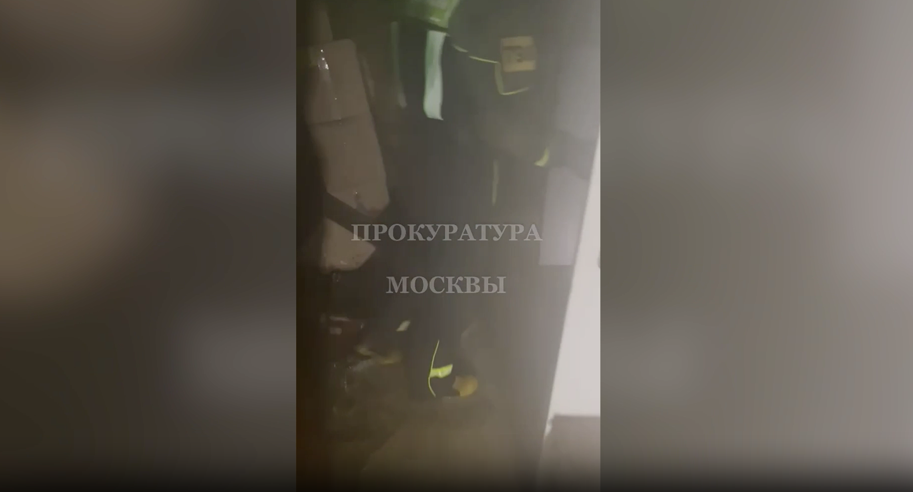 Удушающая темень: Работу спасателей в залитом кипятком московском ТЦ показали на видео