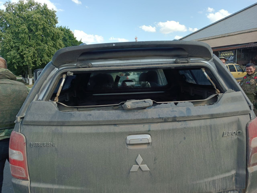 Попавший под обстрел ВСУ автомобиль командира Георгиевской бригады Александра Бородая. Обложка © Союз добровольцев Донбасса