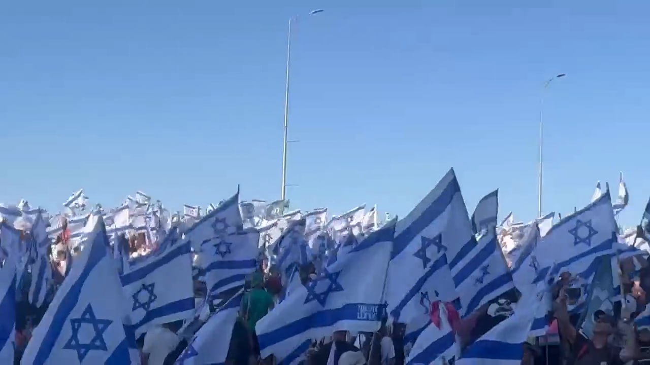 Десятки тысяч противников судебной реформы Нетаньяху идут маршем к Кнессету