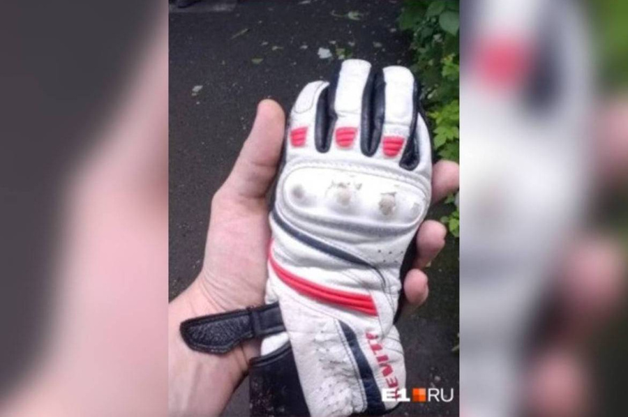 Обнаруженная на улице Фурманова в Екатеринбурге перчатка погибшей. Обложка © E1 