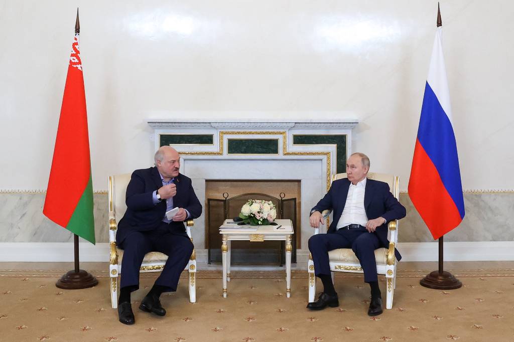 Лукашенко заявил, что привёз на встречу с Путиным карту переброски войск Польши