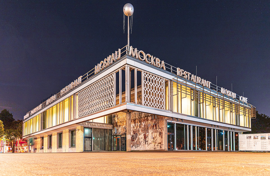 Кафе "Москва" в Берлине. Обложка © Wikipedia / Matthias Süßen