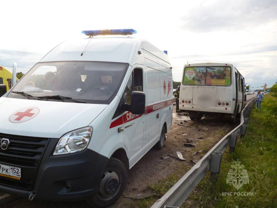 В Нижегородской области в ДТП с автобусом пострадали семь человек и ребёнок. Обложка © Telegram / МЧС Нижегородская область