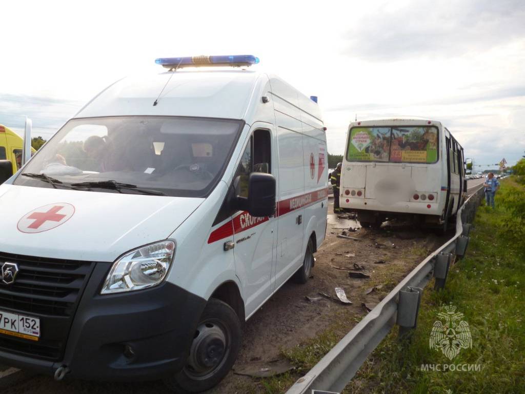 В Нижегородской области легковушка лоб в лоб столкнулась с автобусом