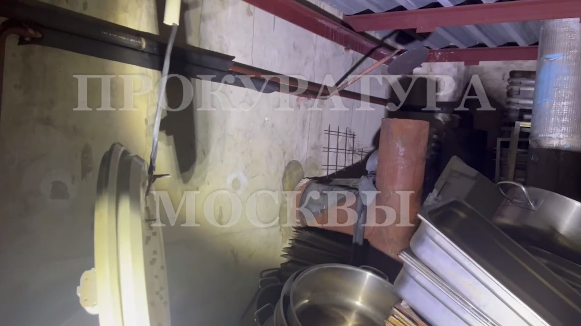 Опубликовано новое видео с места, откуда кипяток залил московский ТЦ