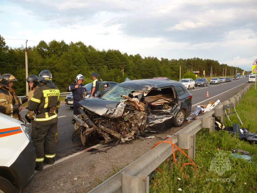 В Нижегородской области легковушка столкнулась с автобусом. Обложка © Telegram / МЧС Нижегородская область