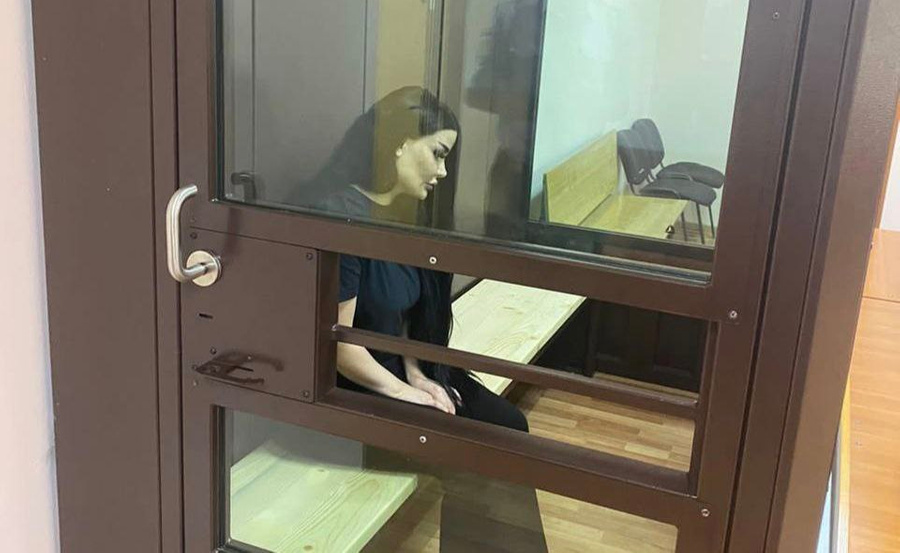 Жительница Махачкалы, из-за действий которой умерла девушка. Обложка © Telegram / СУ СКР по Дагестану