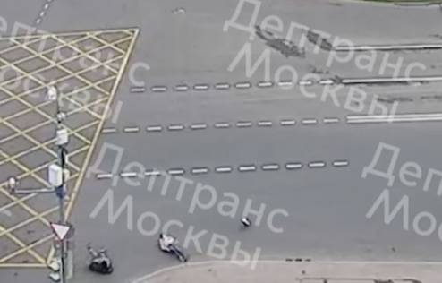 Момент жёсткого столкновения легковушки и мотоцикла в Москве попал на видео