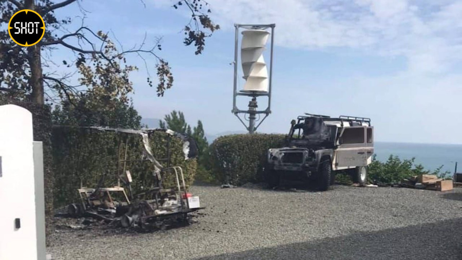 Сгоревшие машины телеведущего Дмитрия Киселёва в Крыму. Обложка © Telegram / SHOT