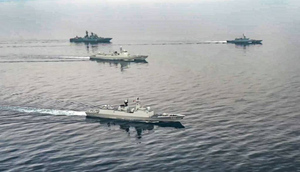 МО показало, как российские и китайские корабли отразили воздушную атаку на учениях
