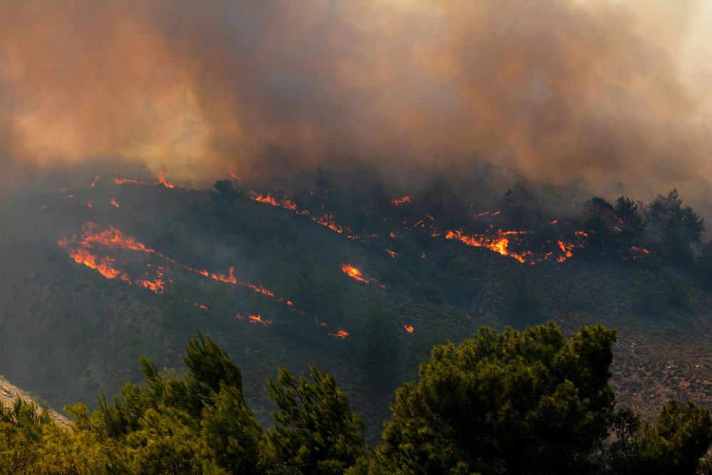 В Греции расширили зону эвакуации из-за масштабных пожаров