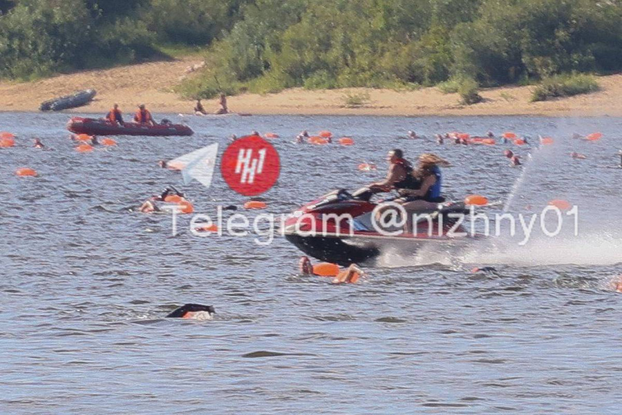 Пара на гидроцикле пролетела сквозь участников заплыва через Волгу. Обложка © Telegram / "Нижний №1" / В. Иванова