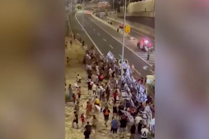 В Израиле автомобиль протаранил толпу протестующих на шоссе