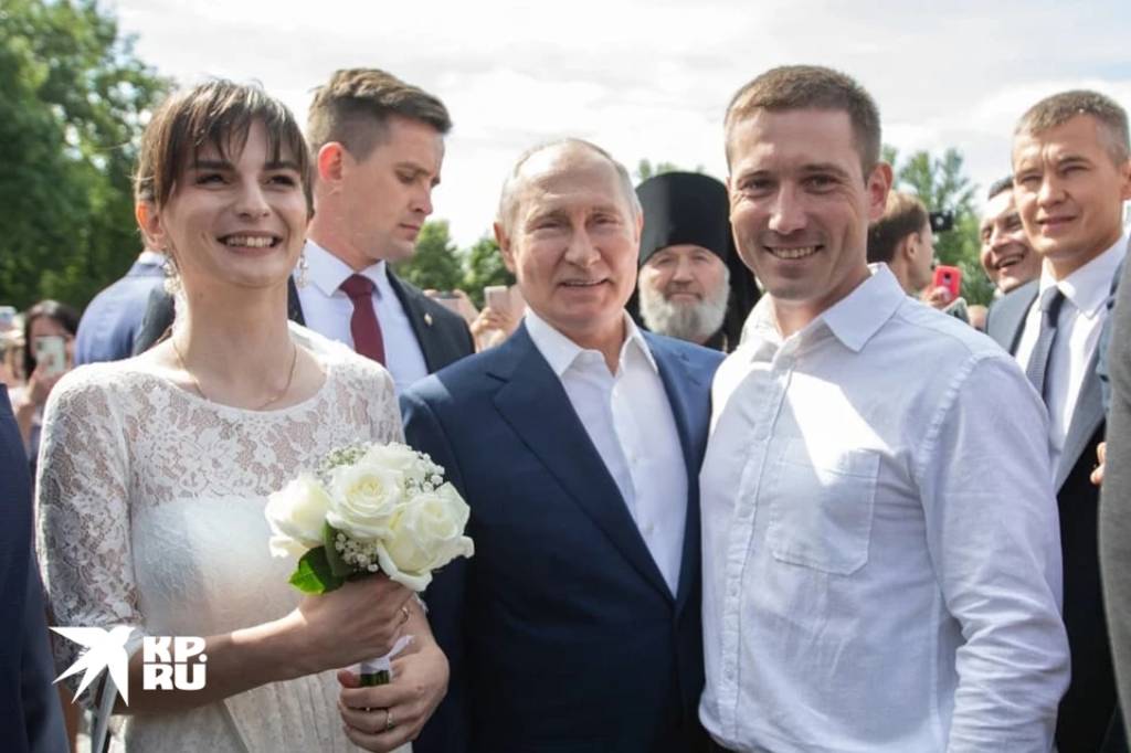 "Запомним навсегда": После встречи с Путиным молодожёны могут назвать в честь него сына