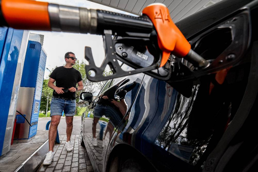 Розничные цены на бензин растут вслед за биржевыми. Фото © ТАСС / Сергей Бобылев