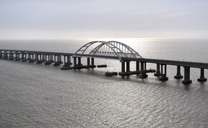 Крымский мост перекрыли и призвали водителей не паниковать