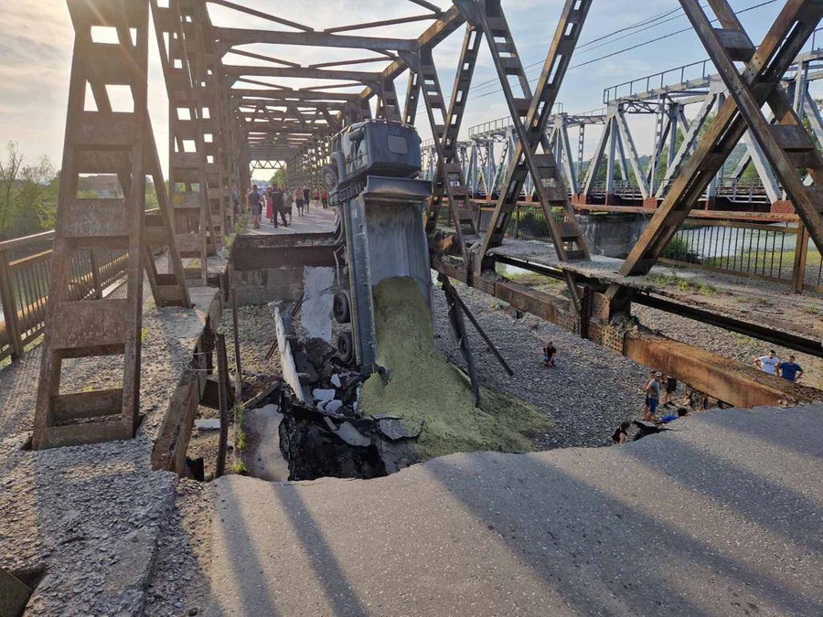 В Закарпатье обрушился мост через реку Тересву. Обложка © Telegram / Виталий Глагола