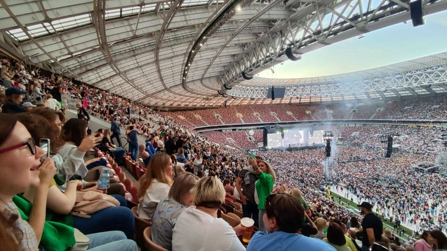 Концерт группы "Руки вверх" на стадионе "Лужники" в Москве. Обложка © LIFE