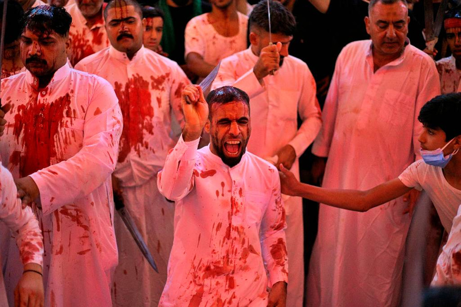 Самой известной традицией Дня Ашура у шиитов считается самобичевание: самые истовые мусульмане выходят на улицу и бьют себя до крови цепями, отдавая честь своим погибшим святым. Фото © ТАСС / AP / Anmar Khalil