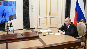 Путин поручил своевременно индексировать зарплаты бюджетников