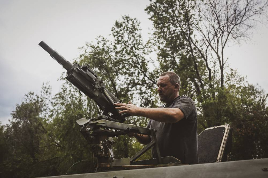 Инженер-механик ВСУ ремонтирует оружие. Фото © Getty Images / Anadolu Agency / Ercin Erturk
