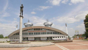 В центре Донецка из-за обстрела загорелась крыша спорткомплекса "Олимпийский"