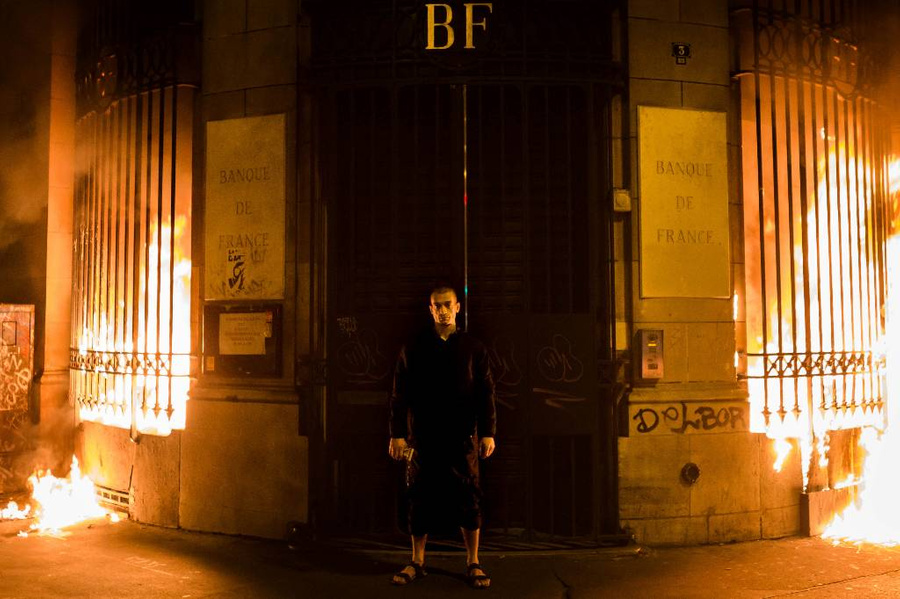Пётр Павленский во время акции "Освещение" у Банка Франции на площади Бастилии в Париже. 16 октября 2017 года. Фото © ТАСС / AP / Capucine Henry