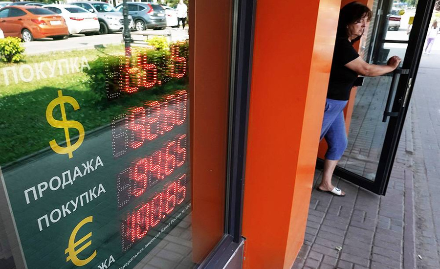 С 1 августа появятся новые факторы влияния на курс рубля. Обложка © ТАСС / EPA / MAXIM SHIPENKOV