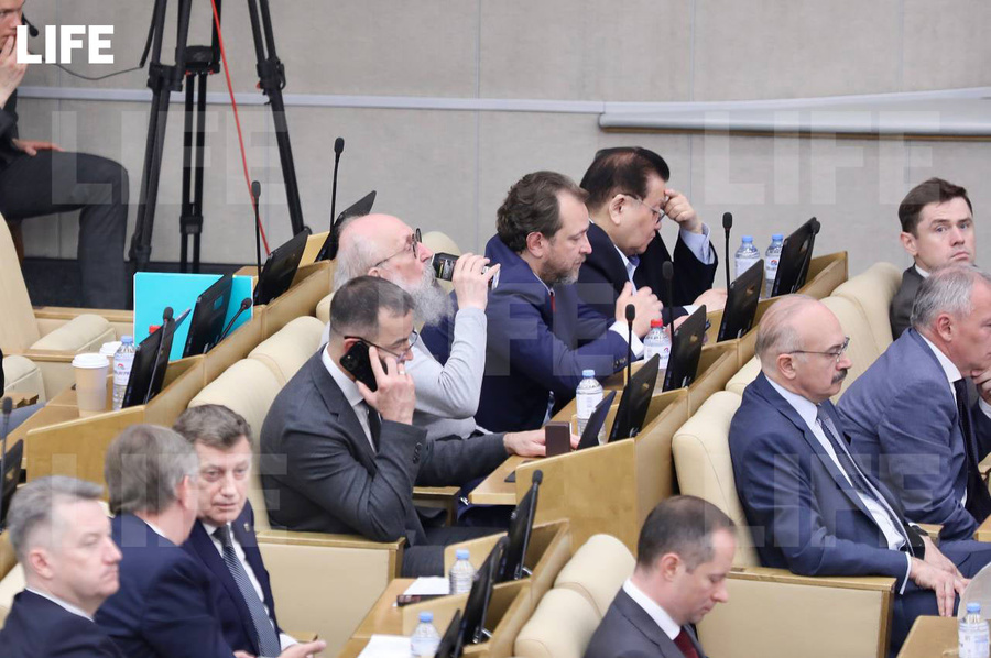 <p>Анатолий Вассерман на заседании Госдумы с банкой энергетика. Обложка © LIFE</p>