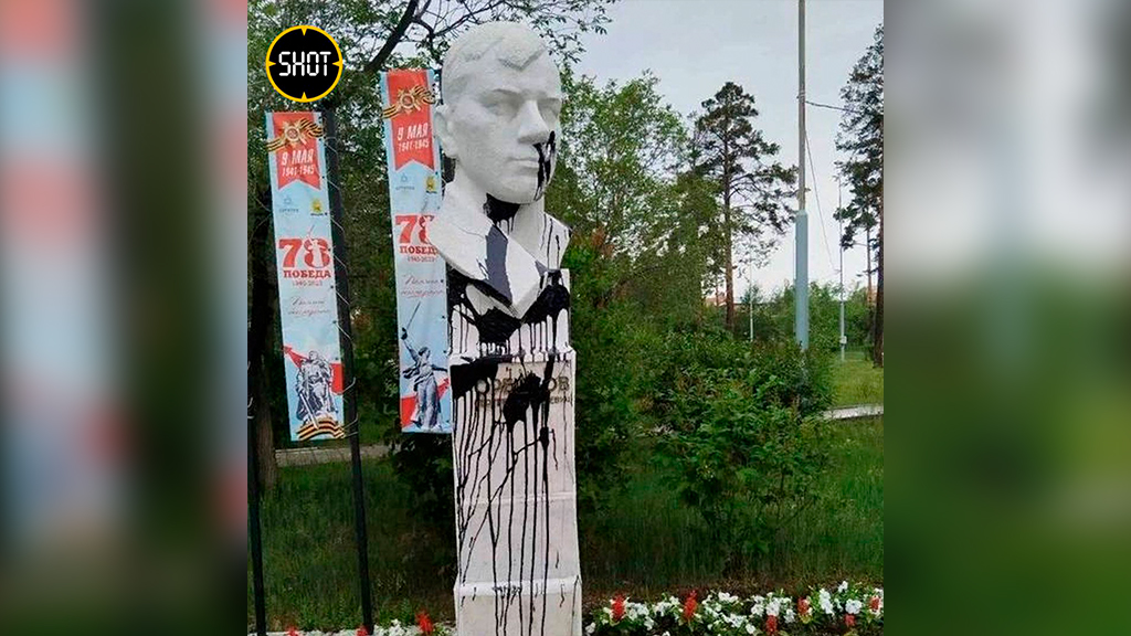 Краска на памятник какая. Памятник Краско в Комарово.