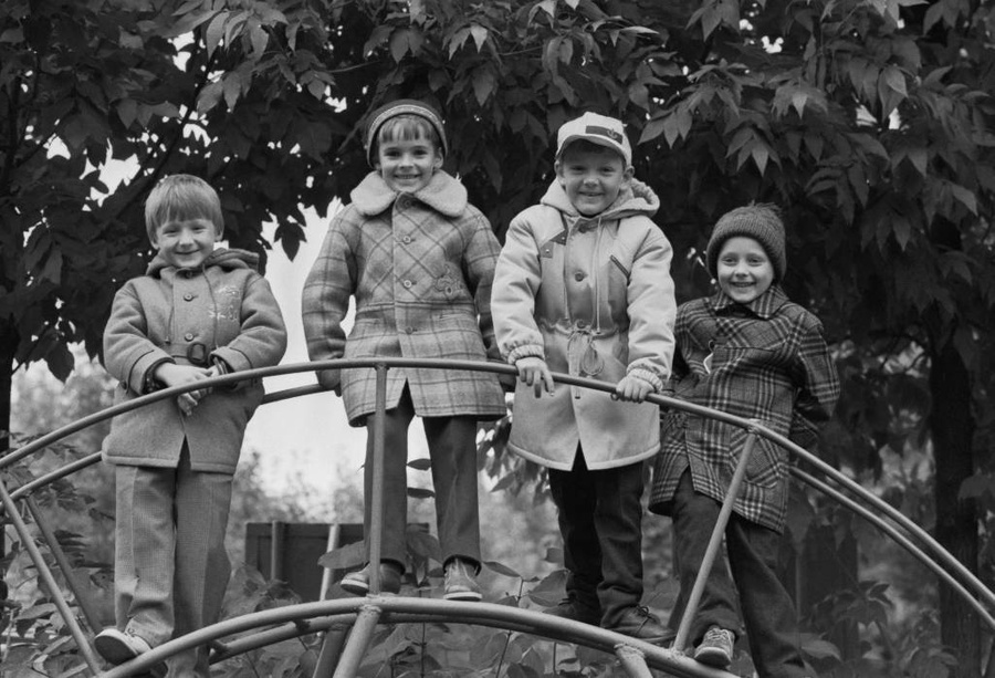 Клетчатое пальто в Советском Союзе носили все от мала до велика. Фото © ТАСС / Юрий Павлов 