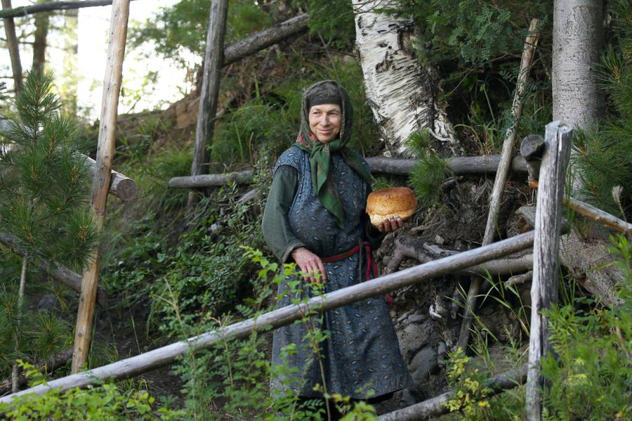 Агафья демонстрирует знаменитый лыковский хлеб. Фото © ТАСС / Александр Рюмин