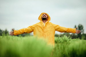 Как выбрать идеальный дождевик, который не испортит модный лук