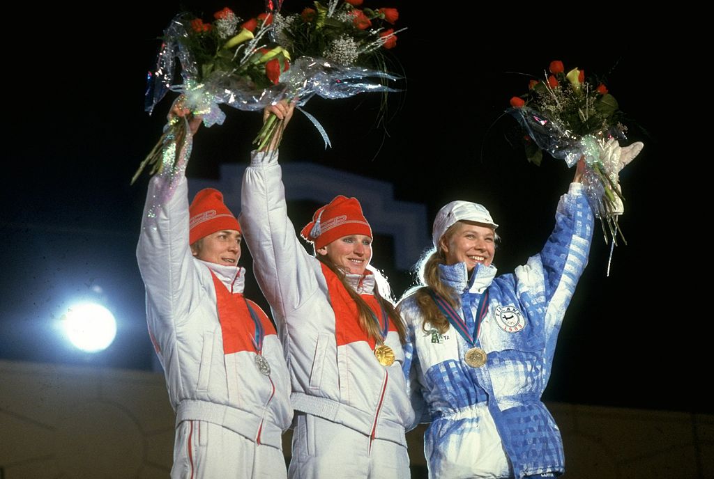 Шапочка-петушок с кисточкой на олимпийских чемпионках. Фото © Getty Images / Gray Mortimore / Allsport