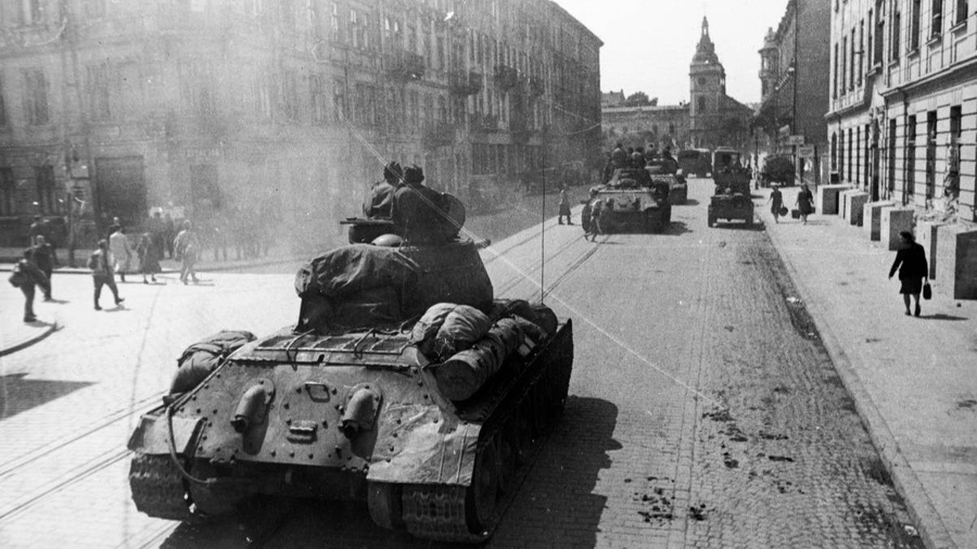 Советские танки Т-34 на улицах Львова, Украина. 1944 год. Обложка © Getty Images / Sovfoto / Universal Images Group