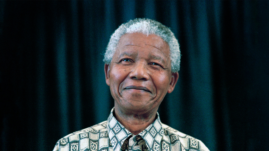 Нельсон Мандела — один из самых известных активистов в борьбе за права человека в период существования апартеида, за что 27 лет сидел в тюрьме. Обложка © Getty Images / Per-Anders Pettersson