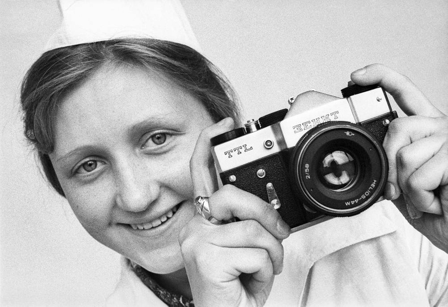 Граждане СССР среднего класса не могли обойтись без фотоаппарата "Зенит". Фото © ТАСС / Мезин Ч.