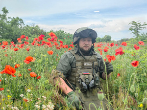 Убитому в зоне СВО военкору из Екатеринбурга воздвигнут памятник на родине