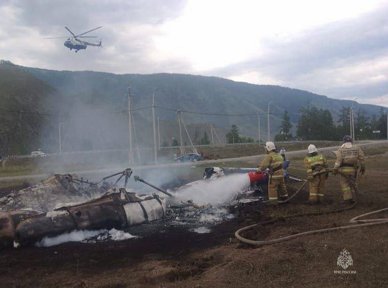 <p>Место крушения вертолёта Ми-8 в Республике Алтай. Фото © МЧС России</p>