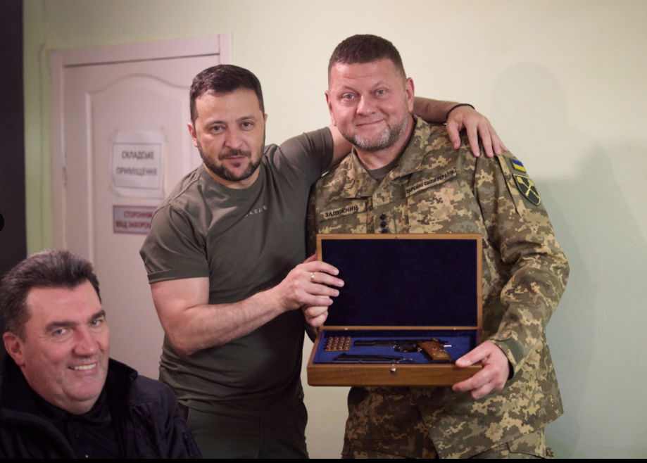 Президент Украины Владимир Зеленский подарил пистолет Валерию Залужному. Фото © Twitter / Володимир Зеленьский