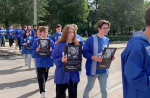 К зарубежным посольствам в Москве принесли портреты погибших детей Донбасса